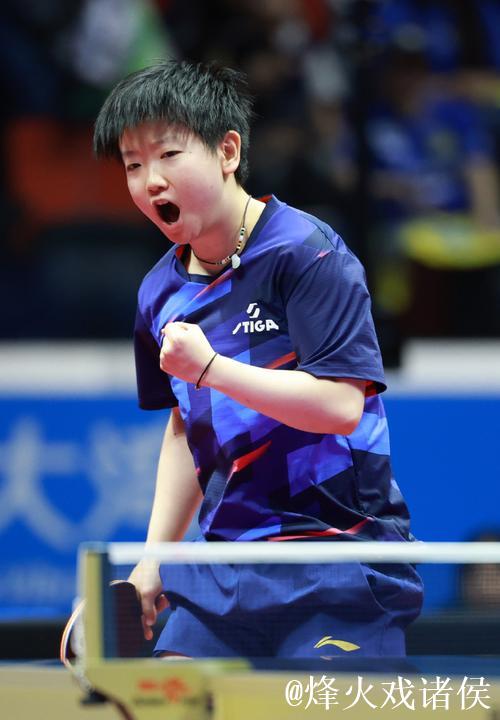 孙颖莎4-1战胜王晓彤 晋级十五运会女单八强 孙颖莎4-1战胜王晓彤 晋级十五运会女单八强